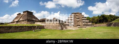 Panorama der Tajin Ruinen einschließlich der Pyramide der Nischen, Papantla, Veracruz, Mexiko. Stockfoto