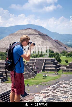 Junger Mann fotografiert von der Mondpyramide in Teotihuacan, Mexiko. Stockfoto