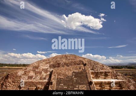 Wolken schweben über dem Tempel von Quetzalcoatl in Teotihuacan, Mexiko. Stockfoto