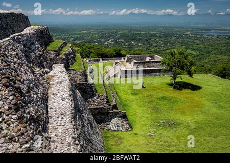 Blick vom Malinche Hügel (Cerro de la Malinche), Xochicalco Ruinen, Morelos, Mexiko. Stockfoto