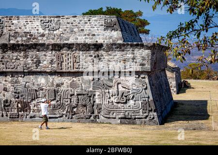 Ein junger Mann fotografiert die Pyramide der Gefiederten Schlangen in den Xochicalco Ruinen, Morelos, Mexiko. Stockfoto