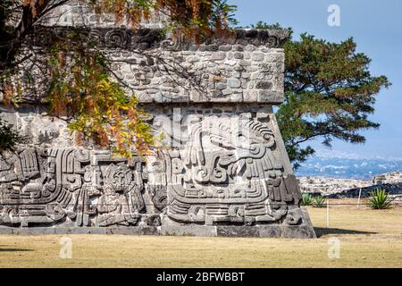 Pyramide der Gefiederten Schlangen, Xochicalco Ruinen, Morelos, Mexiko Stockfoto