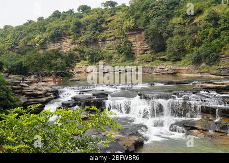 Schöner Wasserfall im Fluss fließt ein glattes Wasser Stockfoto