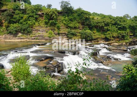 Schöner Wasserfall im Fluss fließt ein glattes Wasser Stockfoto