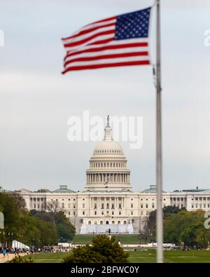 Washington, DC, USA. April 2020. Das Kapitolgebäude der USA ist in Washington, DC 19. April 2020 zu sehen. Die Gesamtzahl der COVID-19 Fälle in den USA übertraf 750,000 Sonntagabend, erreichte 759,086 ab 20:00 Uhr (0000 GMT am Montag), nach dem Center for Systems Science and Engineering (CSSE) an der Johns Hopkins University. Insgesamt sind 40,661 Menschen in dem Land an der Krankheit gestorben, so die CSSE. Kredit: Ting Shen/Xinhua/Alamy Live News Stockfoto