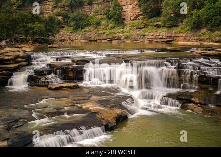 Schöner Wasserfall im Fluss fließt ein glattes Wasser Stockfoto