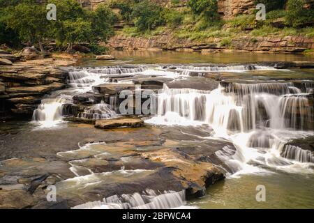 Schöner Wasserfall im Fluss fließt ein glattes Wasser Stockfoto