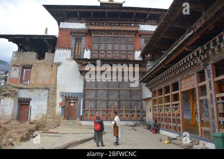 Trongsa Dzong stammt aus dem Jahr 1543 und ist der größte Dzong in Bhutan. Stockfoto