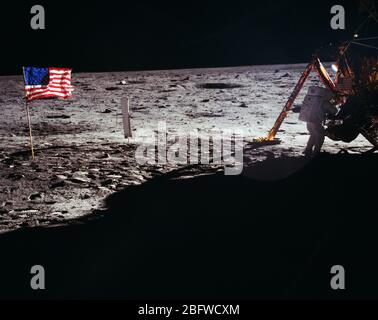 A. in der Astronaut Neil Armstrong, Commander der Apollo 11-Mission, an der modulare Anlagen Lagerung Montage (MESA) der Mondlandefähre Adler auf dem historischen ersten Extra Vehicular Activity (EVA) auf dem Mond. Stockfoto