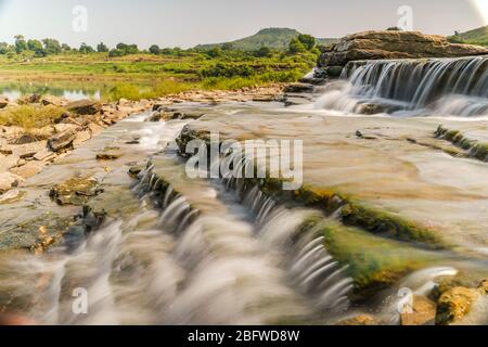 Schöner Wasserfall im Fluss fließt ein glattes Wasser Stockfoto