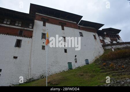 Trongsa Dzong stammt aus dem Jahr 1543 und ist der größte Dzong in Bhutan. Stockfoto