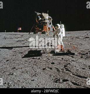 Die Bereitstellung der frühen Apollo wissenschaftliche Experimente Paket (EASEP) von Astronaut Neil A Armstrong, Apollo 11 Commander fotografiert wird, während die Mannschaft Extra Vehicular Activity (EVA). Stockfoto