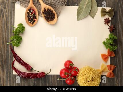 Papier für Rezepte Gemüse und Gewürze auf Holztisch Stockfoto