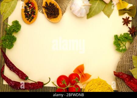 Papier für Rezepte Gemüse und Gewürze auf Holztisch Stockfoto
