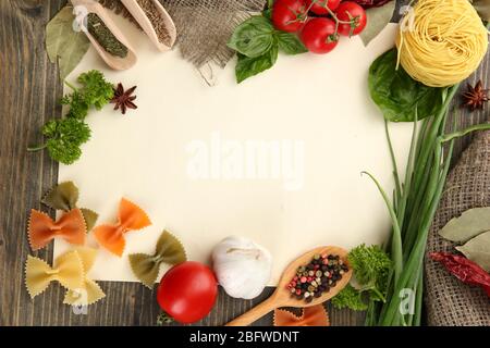Papier für Rezepte Gemüse und Gewürze auf Holztisch Stockfoto