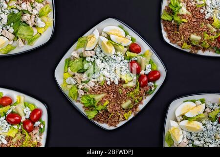 Gemüsesalat mit Tomaten, Eiern, Speck, roquefort mit französischem Käse, Hühnerfleisch, Salat. Stockfoto