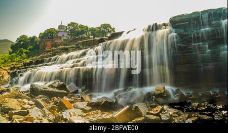 Schöner Wasserfall im Fluss fließt ein glattes Wasser Stockfoto