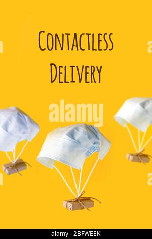 Quarantäne, kontaktlose Lieferung während eines pandemischen Coronavirus Covid-19. Zu Hause bleiben, Online-Shopping, trendy Farbblock Konzept, Box hängen an sli Stockfoto