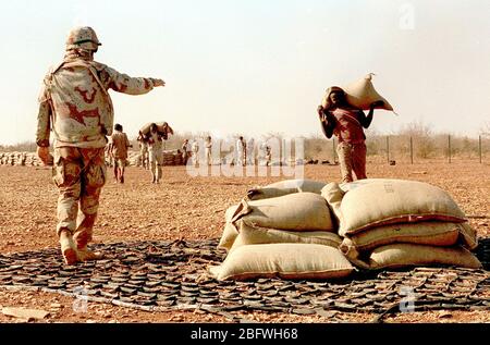 1993 - Marines von der Landung Support Team und Somalis von irischen Problem angestellt Schlingen an Bardera für ein Korn zu Garbaharre Somalia errichten. Stockfoto