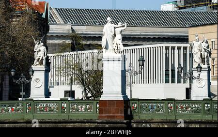 Berlin, Deutschland. April 2020. Blick über die Schlossbrücke zur James Simon Gallery, dem neuen Eingangsgebäude der Berliner Museumsinsel in Mitte. Die Schlossbrücke über den Spreekanal wurde von Karl Friedrich Schinkel im Stil des Klassizismus erbaut. Die monumentalen Figuren auf der dreibogenigen Brücke wurden von den Bildhauern Johann Gottfried Schadow und Christian Daniel Rauch in Erinnerung an die Befreiungskriege geschaffen. Quelle: Jens Kalaene/dpa-Zentralbild/ZB/dpa/Alamy Live News Stockfoto