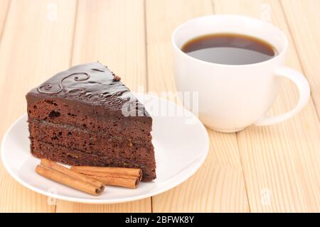 Schokoladen-Sacher-Torte auf Holztisch Stockfoto