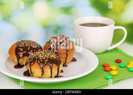 Appetitliche Cupcakes mit Schokolade auf Naturhintergrund Stockfoto