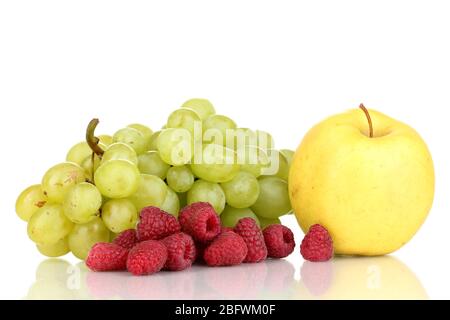 Mix aus reifen süßen Früchten und Beeren auf weiß isoliert Stockfoto