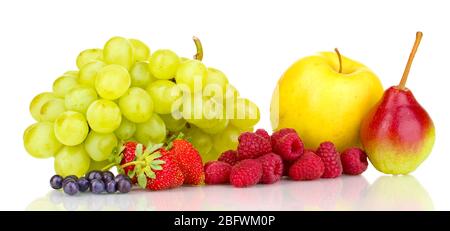 Mix aus reifen süßen Früchten und Beeren auf weiß isoliert Stockfoto