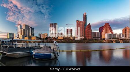 Panorama mit Hochhäusern im Stadtzentrum, die den Sonnenuntergang reflektieren, goldenes Licht der Stunde, Blick über den Lady Bird Lake oder Town Lake am Colorado River in Austin, Texas, USA Stockfoto