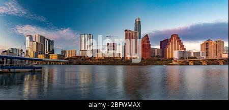 Panorama mit Hochhäusern im Stadtzentrum, die den Sonnenuntergang reflektieren, goldenes Licht der Stunde, Blick über den Lady Bird Lake oder Town Lake am Colorado River in Austin, Texas, USA Stockfoto