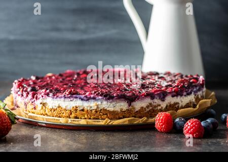 Süßer Beerenkuchen. Kuchen mit Heidelbeeren und Himbeeren. Ganze Kuchen. Stockfoto