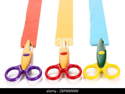 Bunte Zickzack-Schere mit Papierstreifen isoliert auf weiß Stockfoto