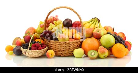 Auswahl an exotischen Früchten und Beeren in Körben auf weiß isoliert Stockfoto