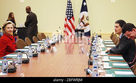 2009 - US-Außenministerin Hillary Rodham Clinton hält ein bilaterales Treffen mit dem britischen Minister für auswärtige Angelegenheiten und Commonwealth-Fragen David Miliband in Brüssel Stockfoto