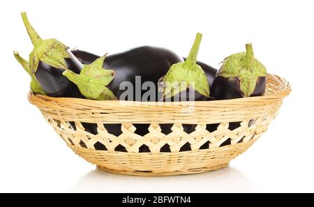 Frische Auberginen im Korb auf weiß isoliert Stockfoto