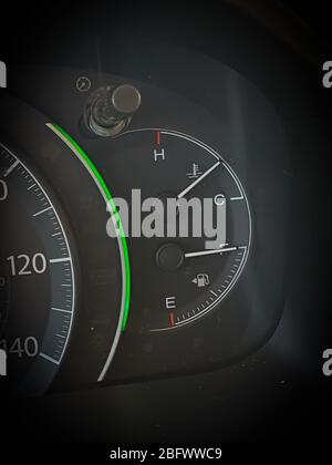 Eine Gasbehälter-Anzeige, die einen vollen Tank anzeigt Stockfoto