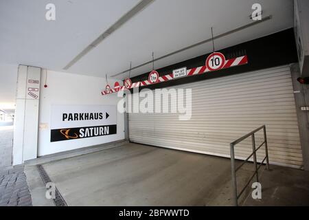 Hamburg, Deutschland. April 2020. Das Parkhaus eines geschlossenen Kaufhauses der Elektronikhandelskette Saturn ist an einem Samstagnachmittag in der Hamburger Innenstadt zu sehen. Aufgrund der Corona-Krise waren bis zum 19. April 2020 alle Geschäfte und Kaufhäuser in der Hansestadt geschlossen, mit wenigen Ausnahmen. Kredit: Bodo Marks/dpa/Alamy Live News Stockfoto