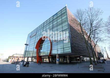 Hamburg, Deutschland. April 2020. Ein geschlossenes Kaufhaus der Handelskette Saturn Electronics ist an einem Samstagnachmittag in der Hamburger Innenstadt zu sehen. Aufgrund der Corona-Krise waren bis zum 19. April 2020 alle Geschäfte und Kaufhäuser in der Hansestadt geschlossen, mit wenigen Ausnahmen. Kredit: Bodo Marks/dpa/Alamy Live News Stockfoto