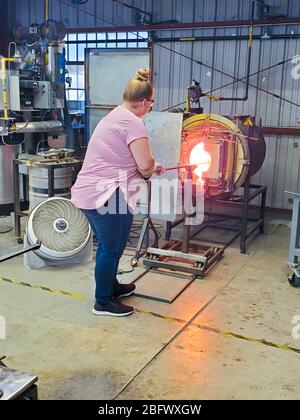 Eine Frau im Prozess des Glasbläserens Stockfoto