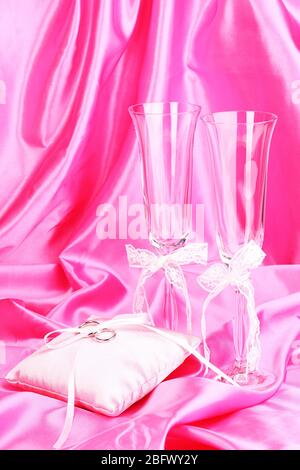 Hochzeit Accessoires auf rosa Stoff Hintergrund Stockfoto