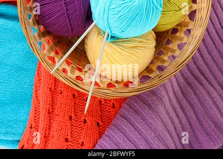 Bunte Wollpullover und Wollkugeln aus nächster Nähe Stockfoto