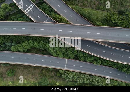 Luftaufnahme der leeren Autobahn und Überführung Stockfoto