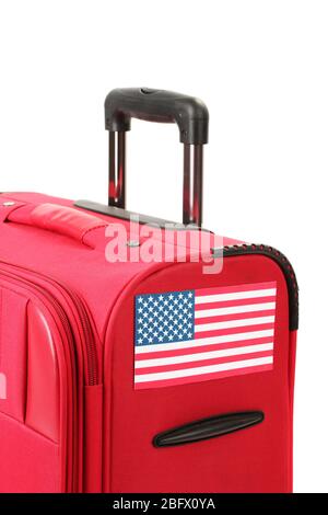 Roter Koffer mit Aufkleber mit Flagge der USA isoliert auf weiß Stockfoto