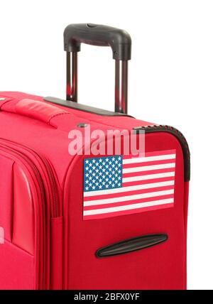 Roter Koffer mit Aufkleber mit Flagge der USA isoliert auf weiß Stockfoto