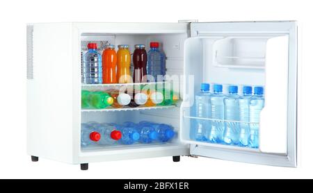 Der Mini-Kühlschrank war voll mit Saftflaschen, Limonade und Obst, die