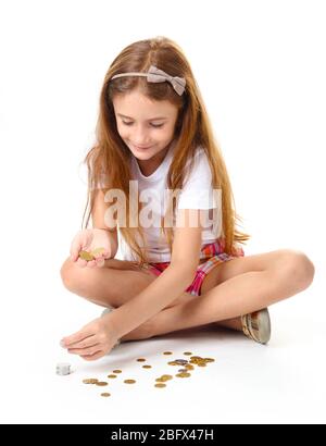 Schönes kleines Mädchen mit Münzen, isoliert auf weiß Stockfoto