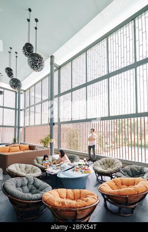 Die Familie verbringt Zeit in der Lounge des Hotels, da sie das Hotel während der Pandemie nicht verlassen dürfen Stockfoto