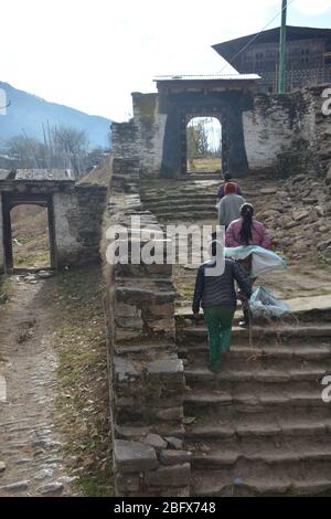 Einheimische wandern durch die Ruinen des Wandichholing Palastes in Bumthang, Bhutan. Stockfoto
