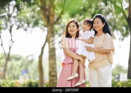 Porträt von Vietnamesen drei Generationen von Frauen verbringen Zeit in Stadtpark Stockfoto