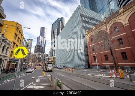 Melbourne, Australien - Straßenbahnschienen entlang der Swanston Street mit dem RMIT Design Hub-Gebäude auf der rechten Seite Stockfoto